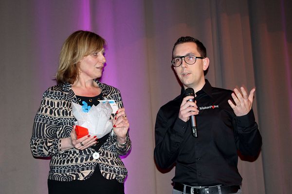 Els van de Ven in gesprek met Rik Theunissen, de ontwerper van de award.