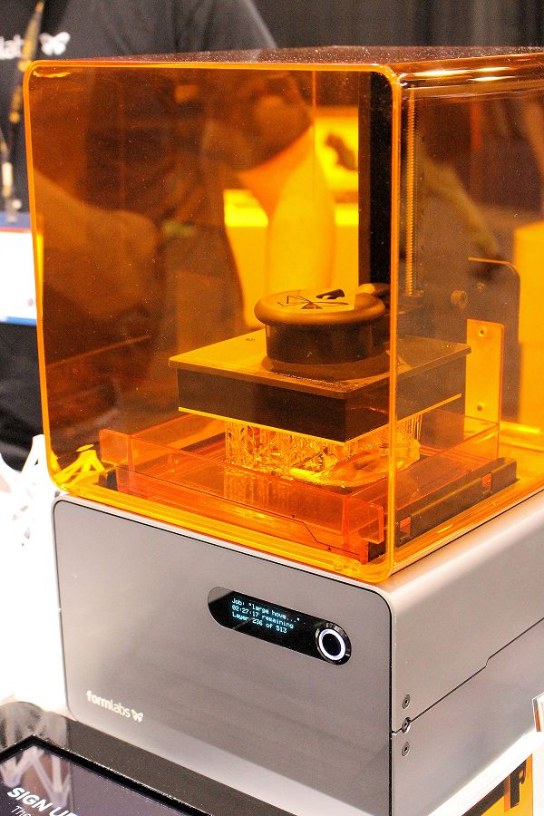 Een van de printtechnieken die onder andere wordt onderzocht, is VAT-polymerisatie oftewel DLP-technologie.