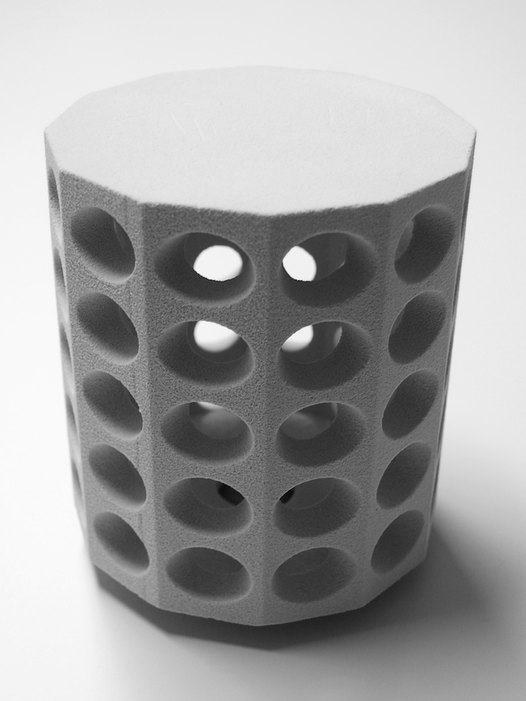 Een betonnen lamp uit de 3D printer.