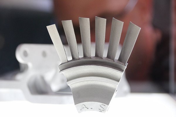 Turbineschoepen zijn een geliefd product voor bouwers van 3D metaalprinters. Deze zijn gemaakt op een ProX 100 DP van 3D Systems.